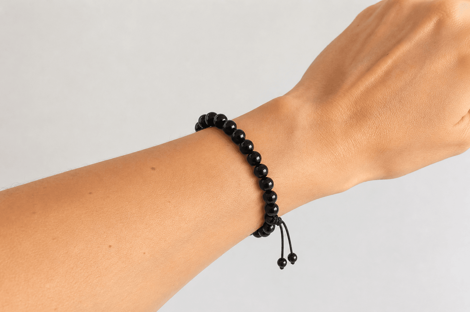 Pulsera de obsidiana negra llevada en la muñeca