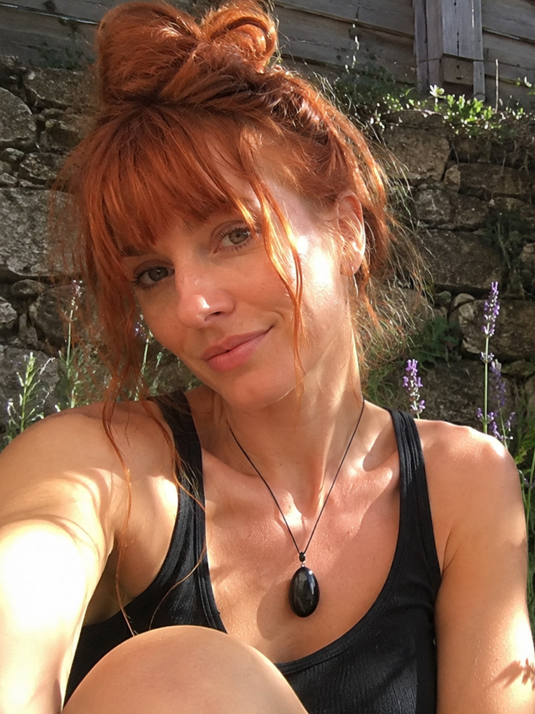 Camille, créatrice de Bijoux Obsidienne, dans son atelier