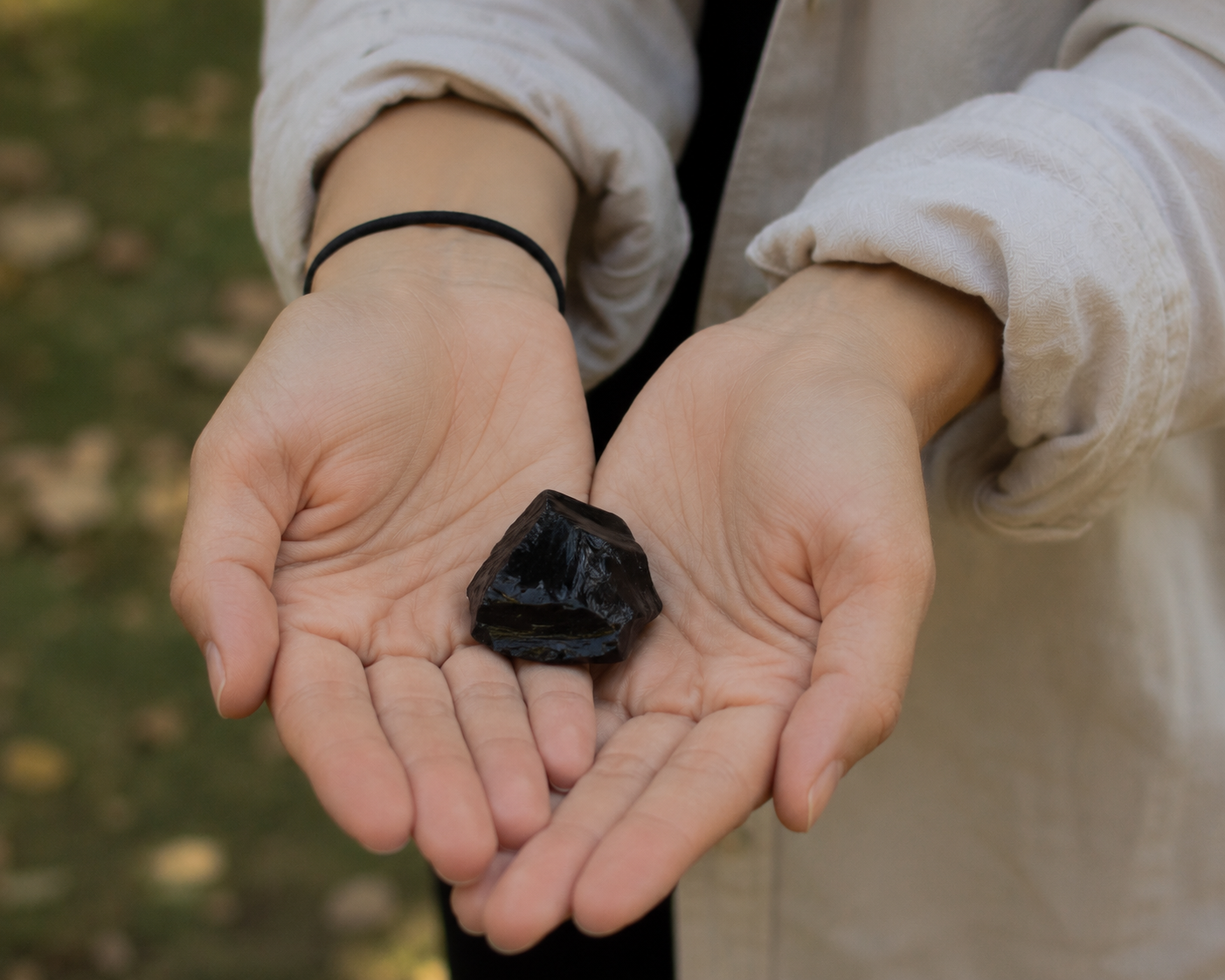 Pierres d'obsidienne brutes et roulées