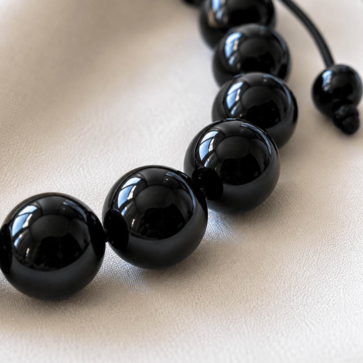 Primer plano de las perlas de obsidiana negra