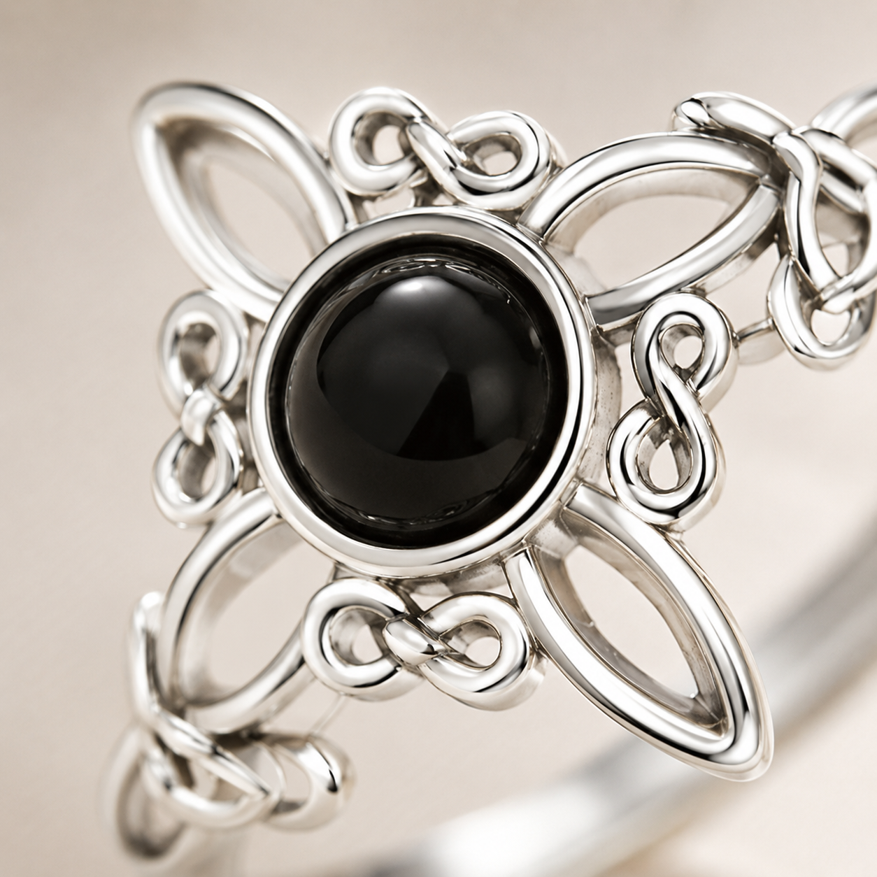 Primer plano del anillo obsidiana con la montura en plata de ley