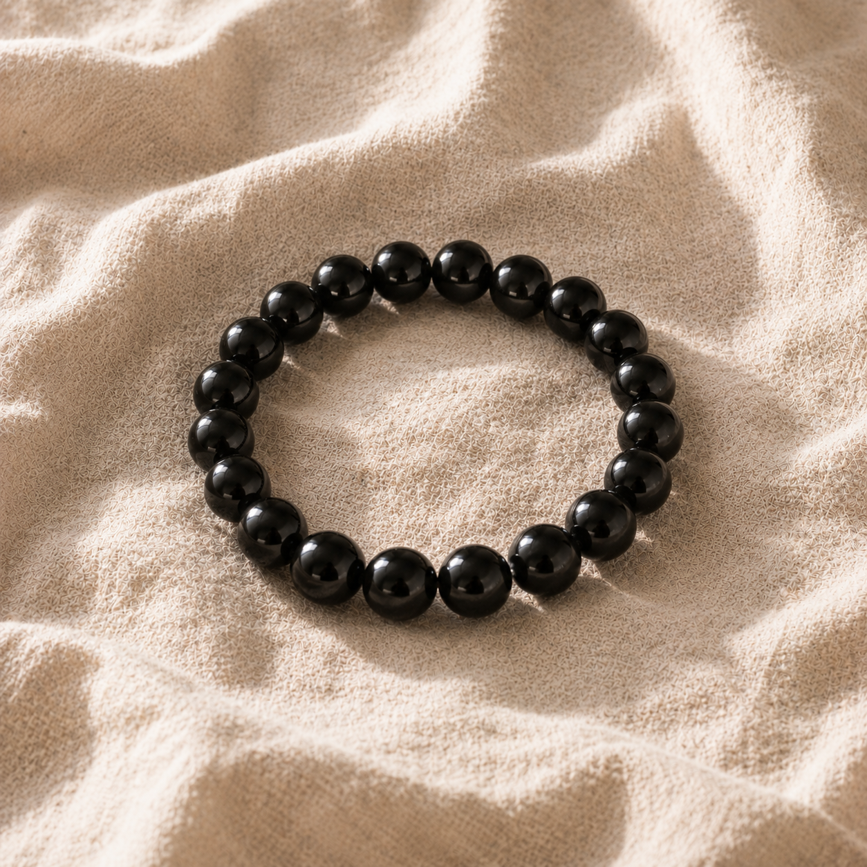 Un bijou en obsidienne est il fragile ? La réponse d'une créatrice Bracelet de perles rondes d obsidienne noire sur lin clair
