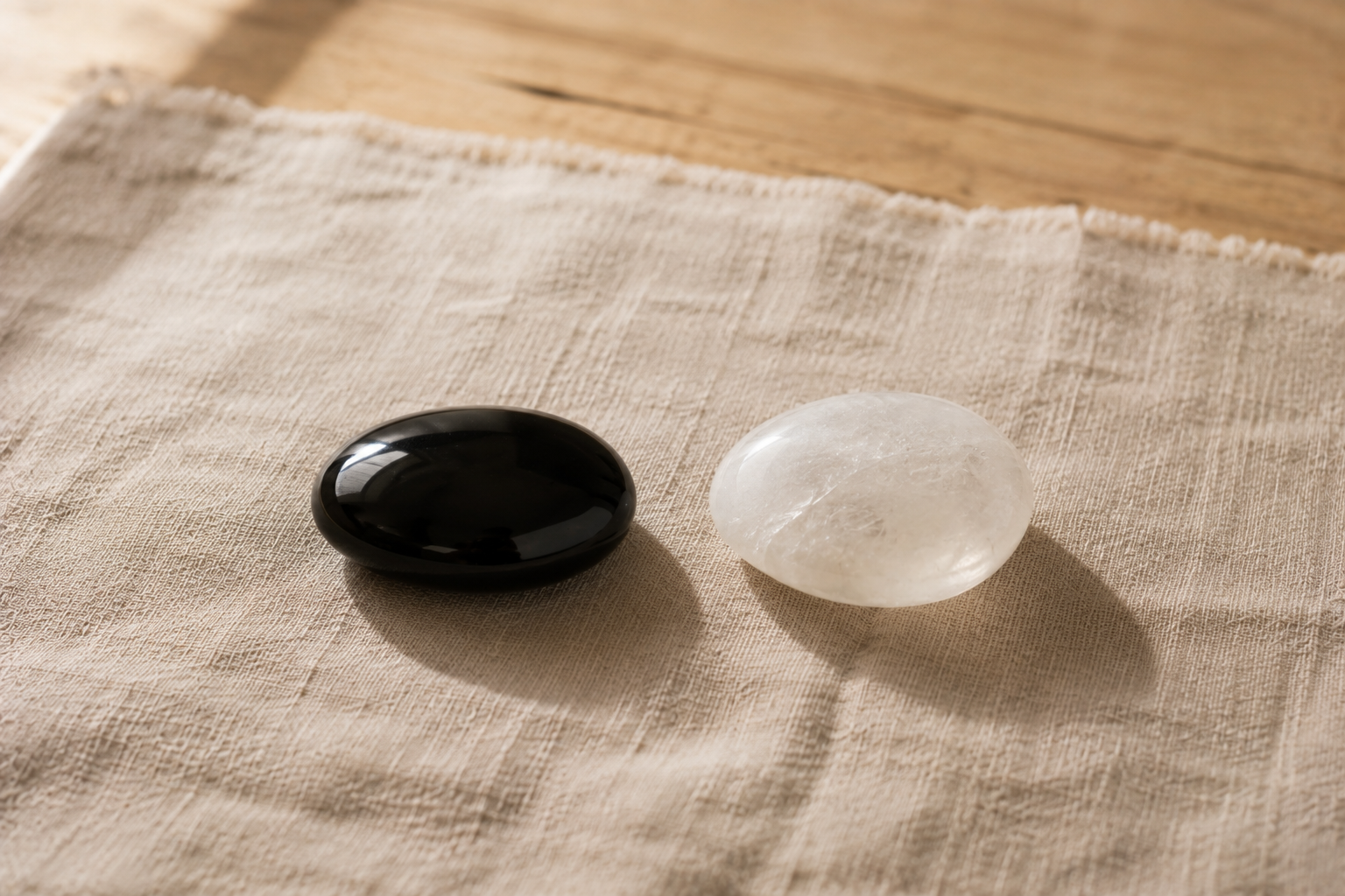 Un bijou en obsidienne est il fragile ? La réponse d'une créatrice Galet d obsidienne noire compare a un galet de quartz laiteux
