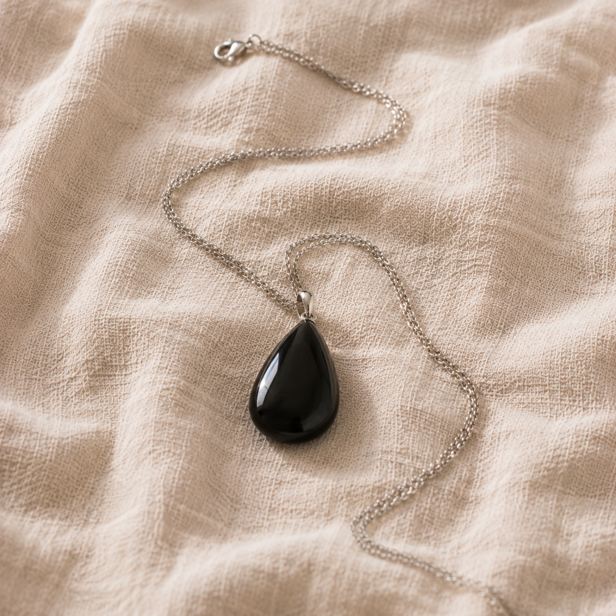 Un bijou en obsidienne est il fragile ? La réponse d'une créatrice Pendentif goutte en obsidienne noire suspendu a une chaine fine