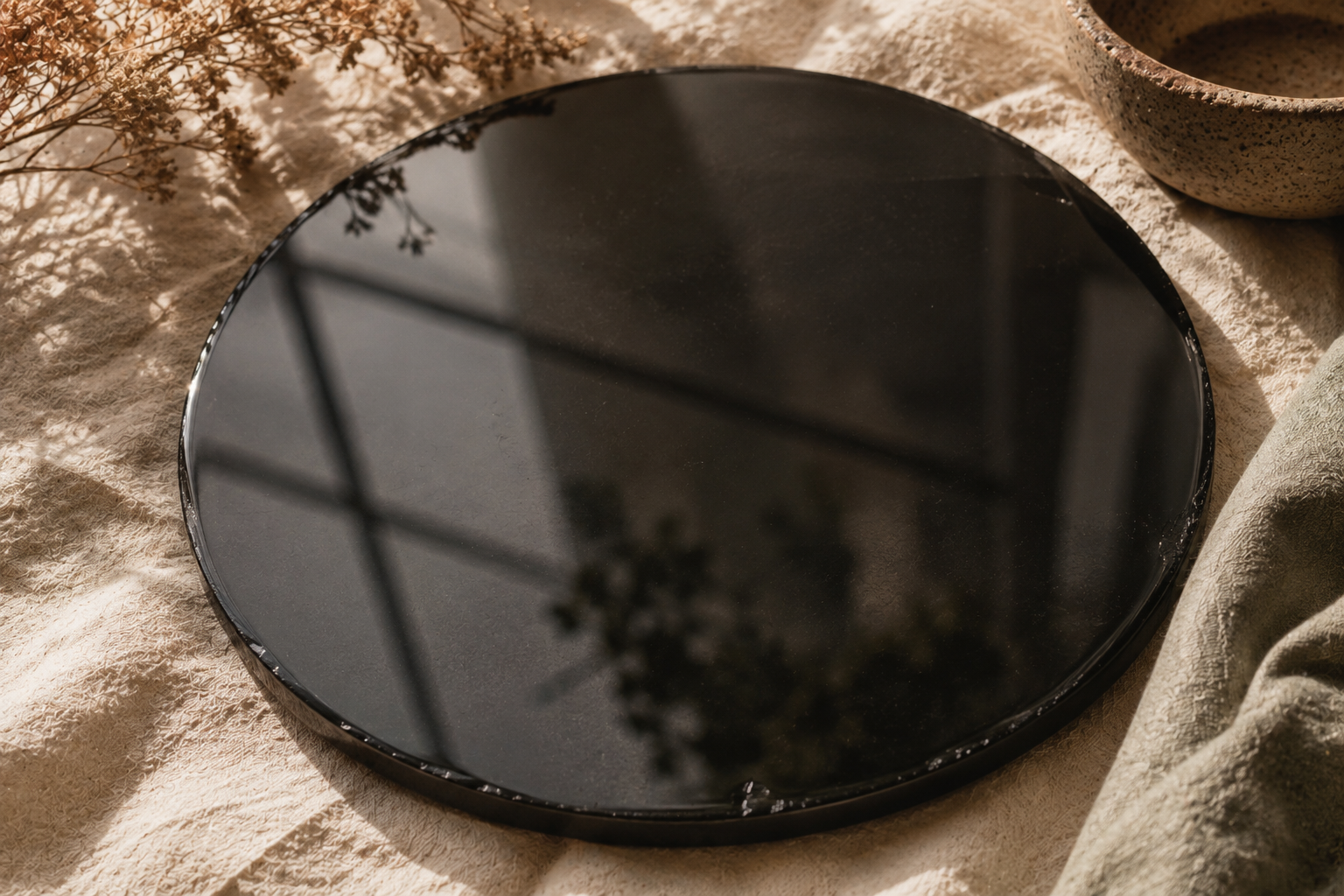 Disque d'obsidienne polie servant de miroir divinatoire