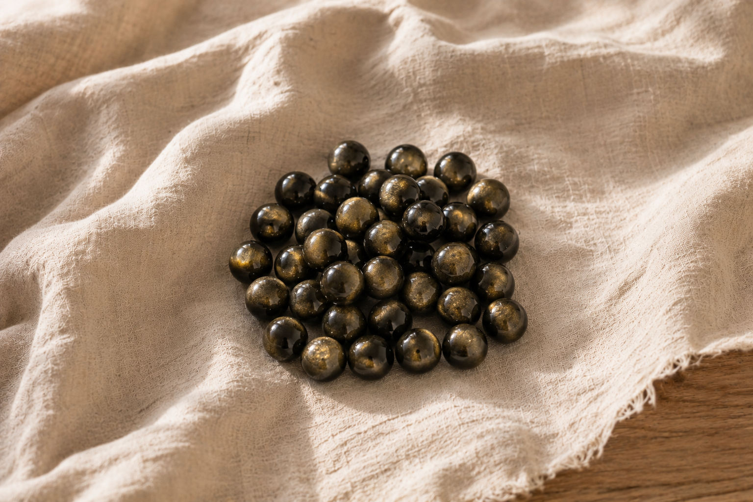 Perles d obsidienne doree captant un reflet chaud