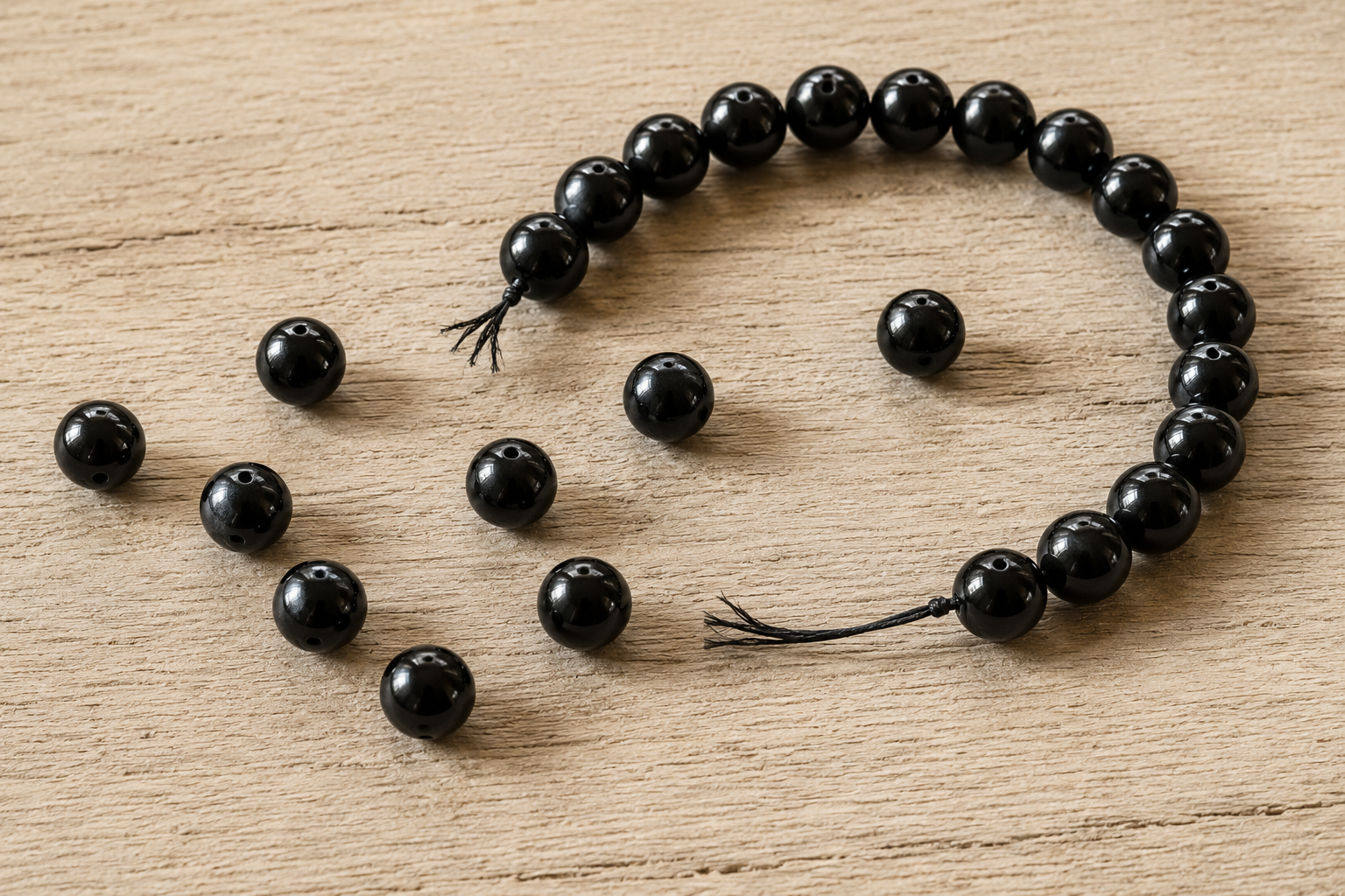 Mythes et légendes de la pierre d'obsidienne Perles d'obsidienne éparpillées après la rupture d'un fil élastique
