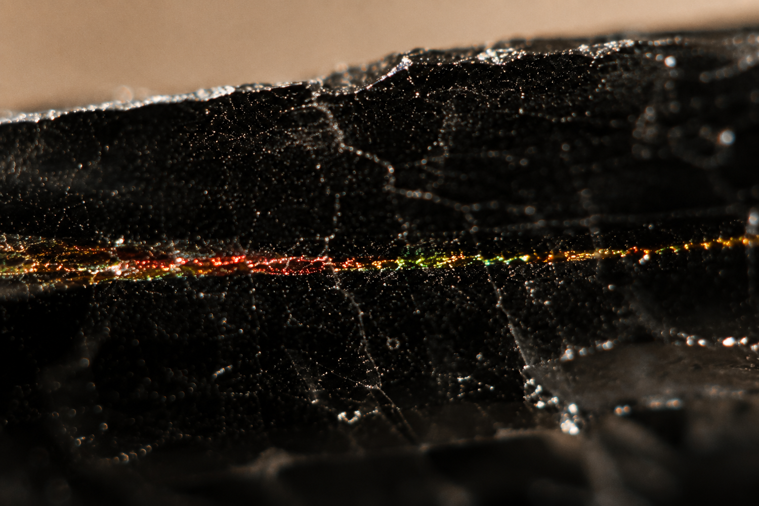 Macro des couches de magnétite responsables du feu dans une obsidienne