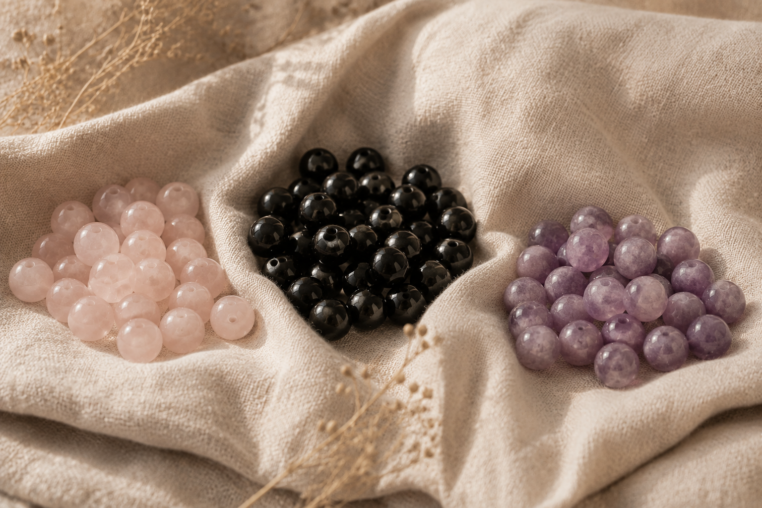 Obsidienne noire associée à du quartz rose et de l'améthyste sur du lin