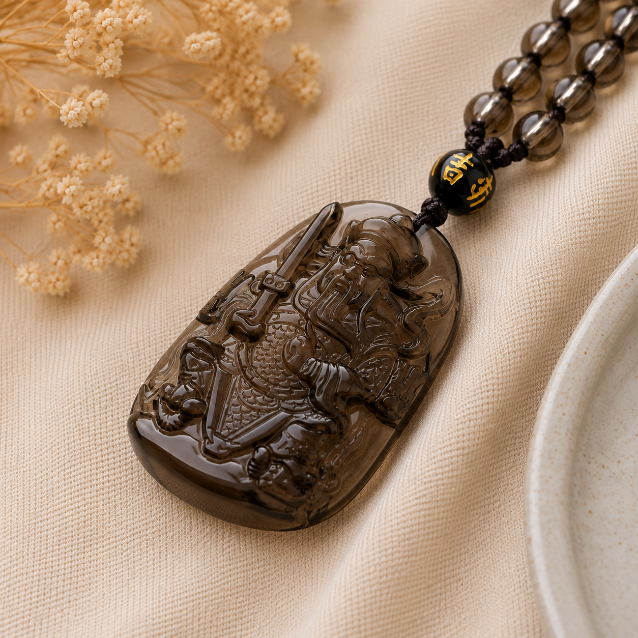 Gros plan des tons gris-brun translucides du pendentif obsidienne fumée