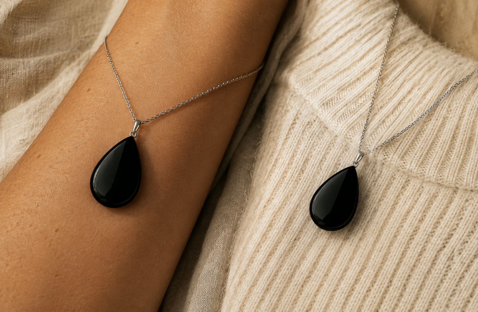 Deux façons de porter un pendentif en obsidienne noire, à même la peau et sur un pull