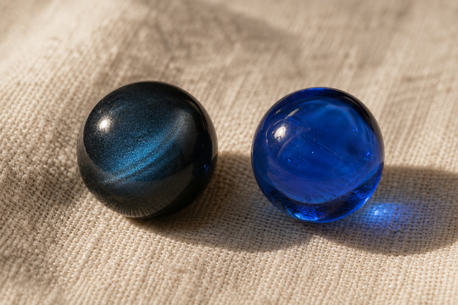 Comparaison entre une perle bleue authentique et une fausse obsidienne bleue en verre
