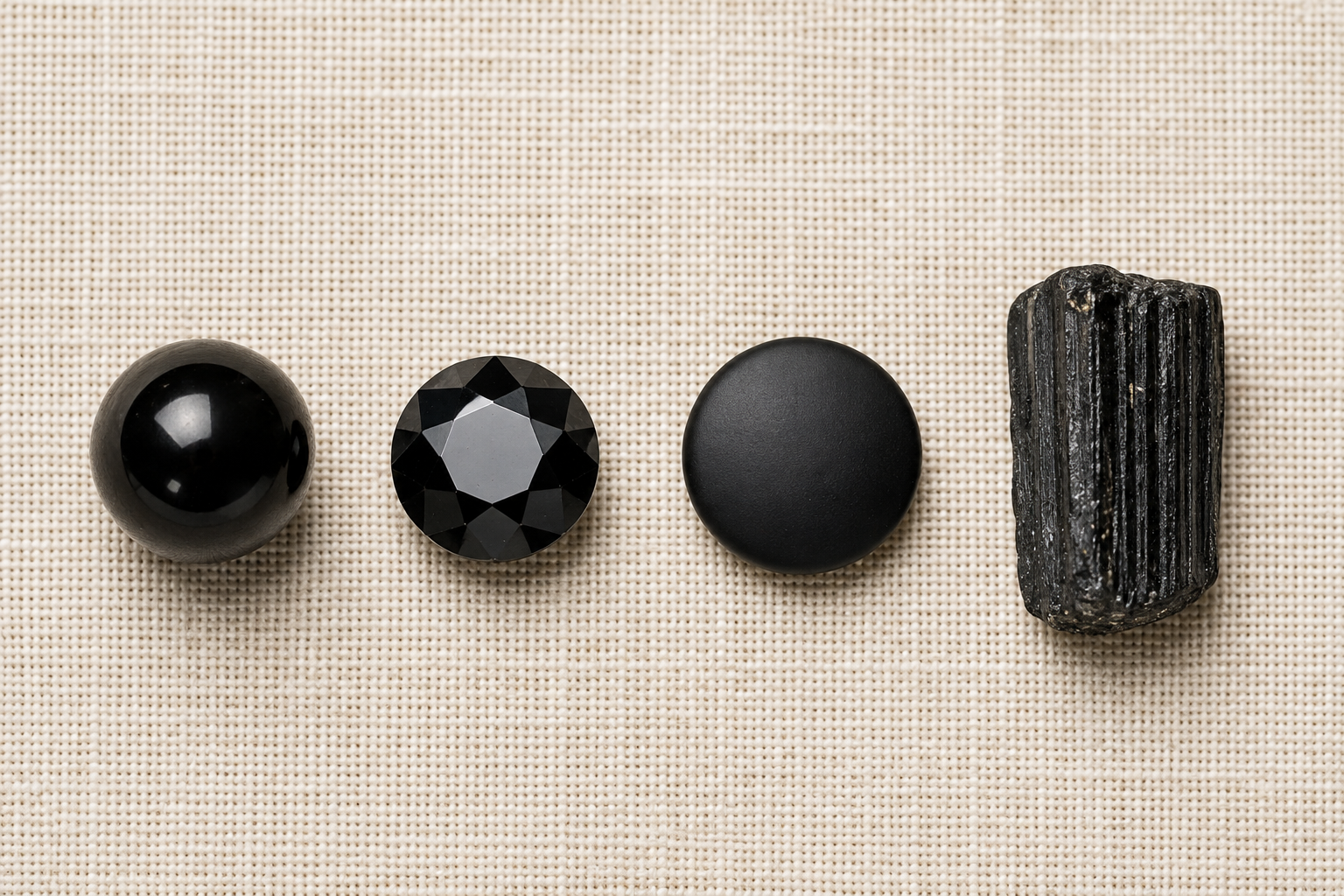 Quatre pierres noires alignées : obsidienne, spinelle, onyx et tourmaline
