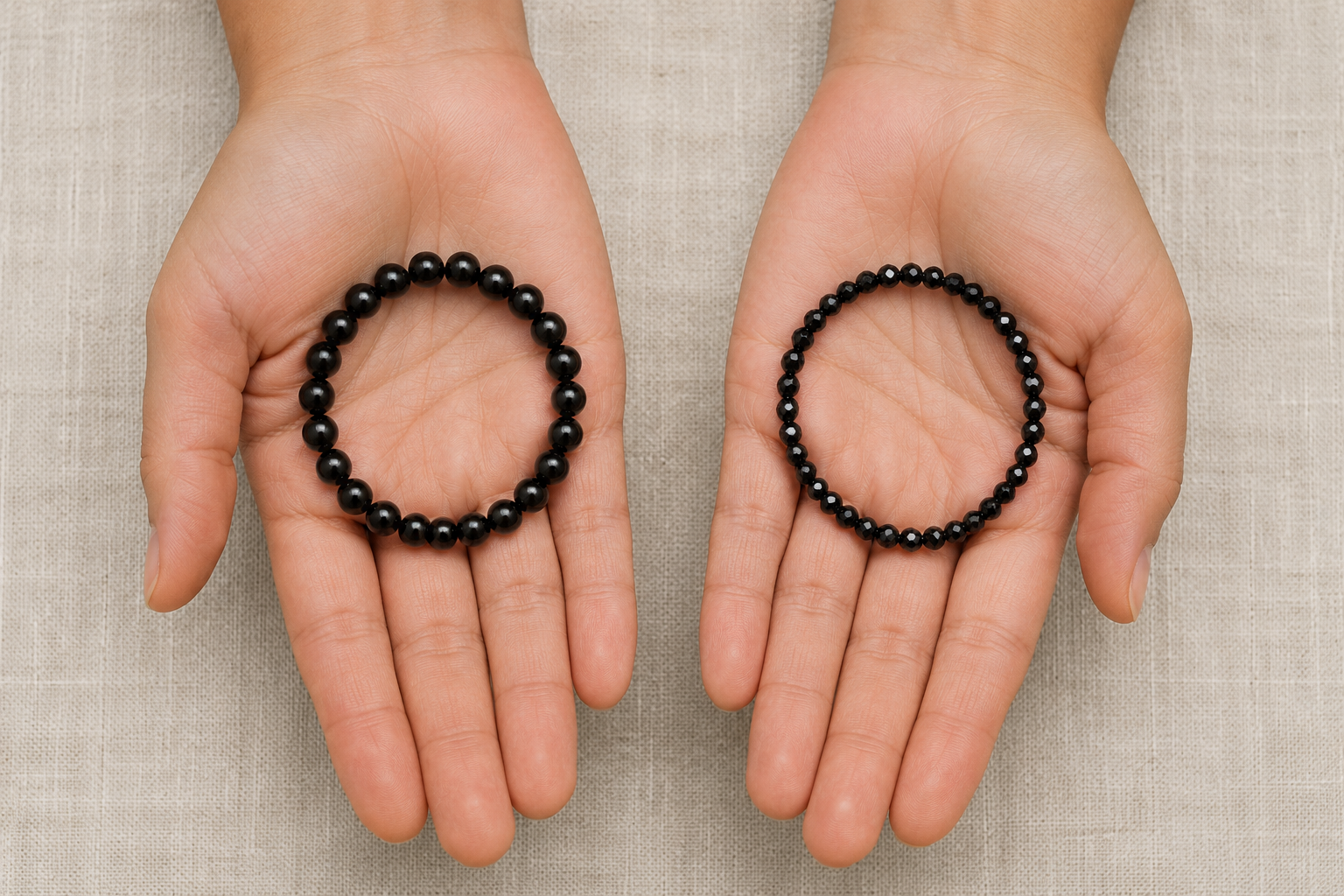 Deux bracelets de perles noires comparés dans le creux des mains