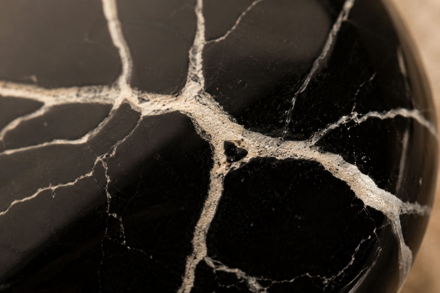 Macro du réseau de veines claires dans une obsidienne toile d'araignée