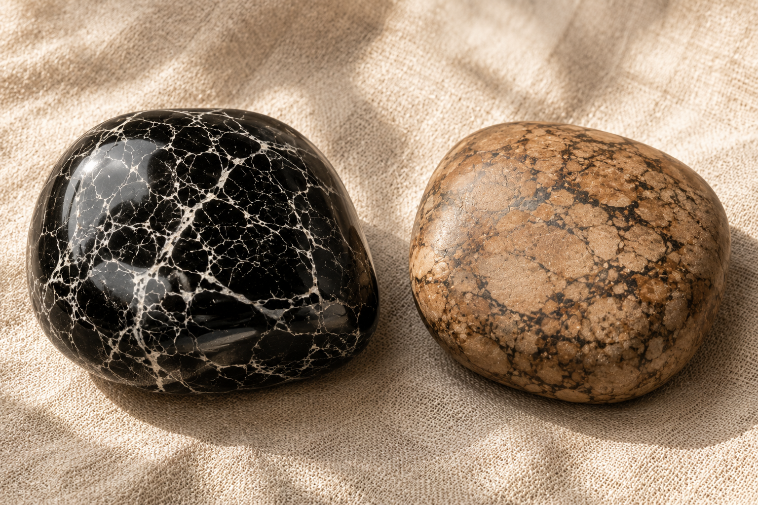 Comparaison entre une obsidienne toile d'araignée vitreuse et un jaspe toile d'araignée mat