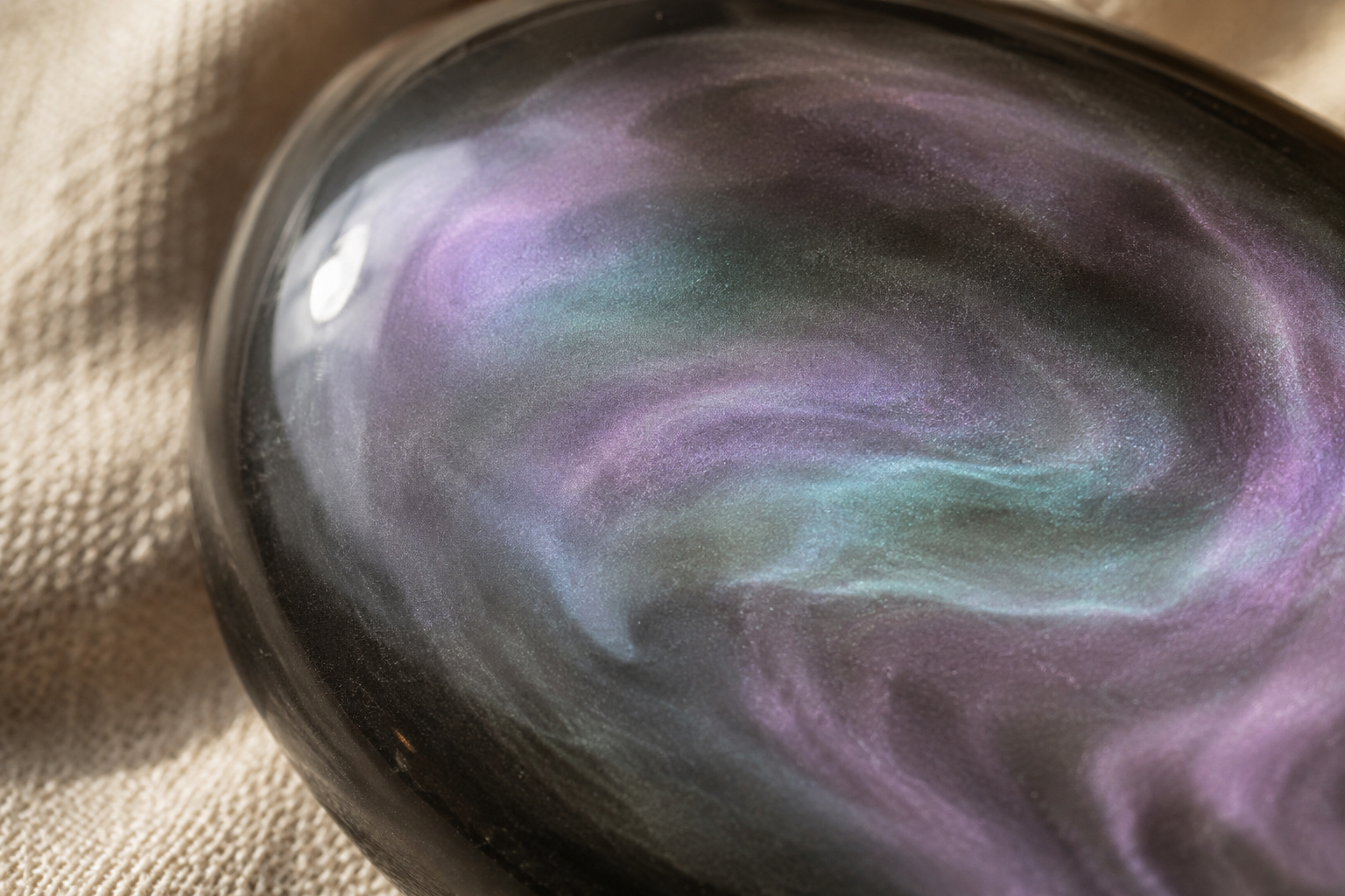 Macro des ondulations lavande et vertes d'une obsidienne velours-paon