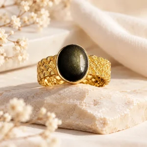 Bague dorée à anneau large tressé façon vannerie, cabochon ovale d'obsidienne dorée