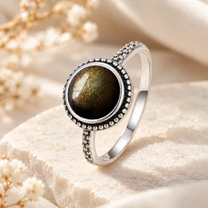 Bague à anneau fin entièrement perlé, cabochon rond d'obsidienne dorée cerné de billes