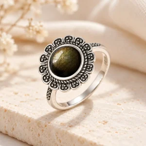 Bague en argent à corolle de pétales perlés, cabochon rond d'obsidienne dorée au centre