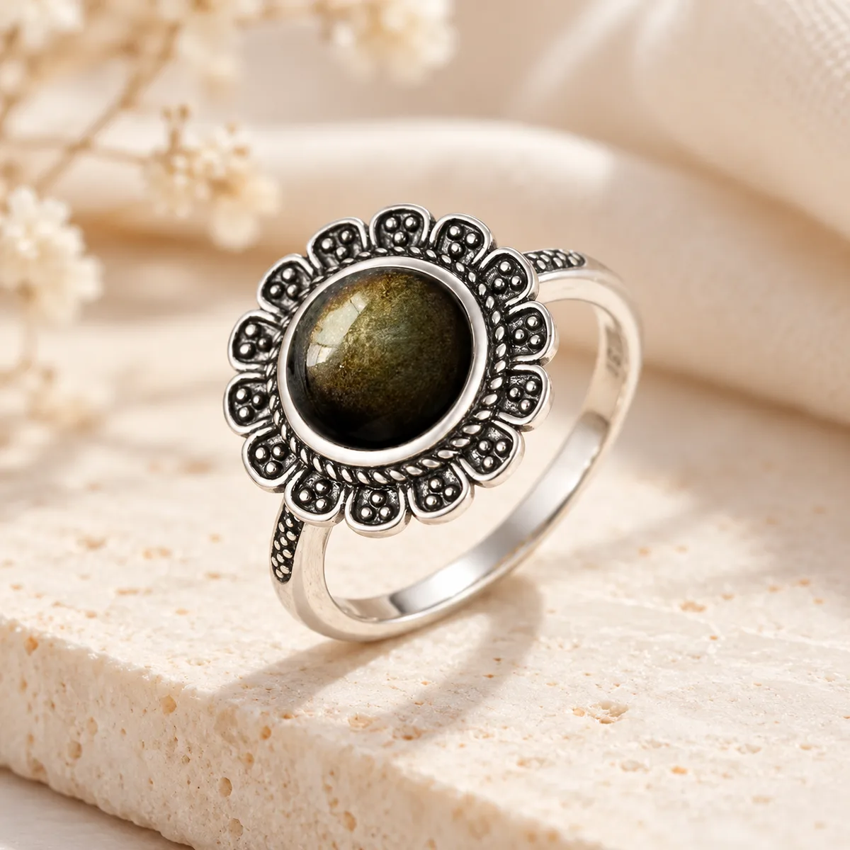 Bague obsidienne dorée marguerite Bague en argent à corolle de pétales perlés, cabochon rond d'obsidienne dorée au centre