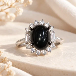 Bague en argent, cabochon ovale d'obsidienne noire entouré d'un halo de zircons
