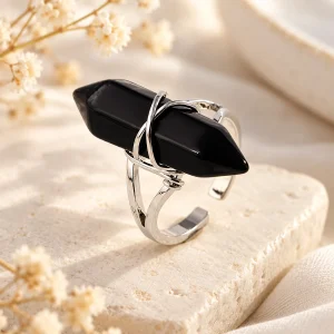Bague ajustable en argent, pointe d'obsidienne tenue par un fil croisé