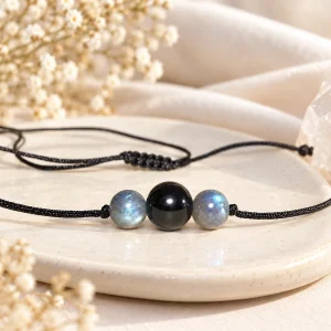Bracelet cordon noir avec une perle d'obsidienne entre deux labradorites bleues