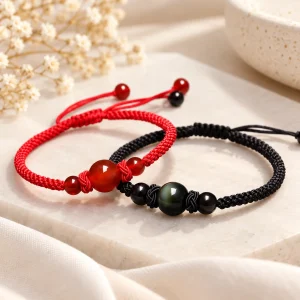 Duo de bracelets cordon, l'un rouge à agate rouge, l'autre noir à obsidienne arc-en-ciel
