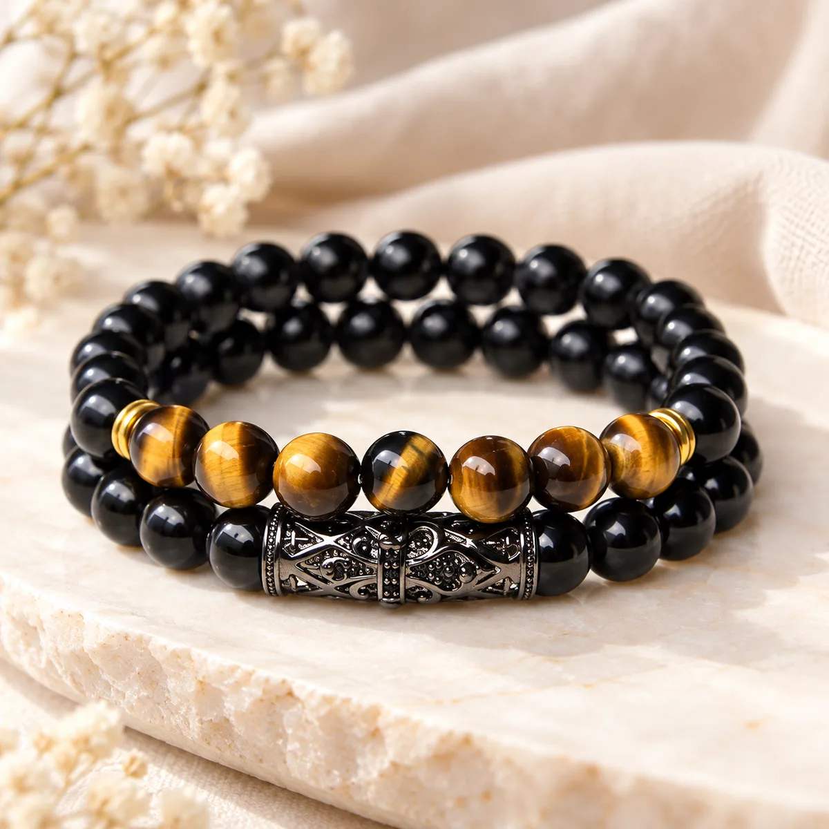 Duo obsidienne et œil de tigre à barrette Duo de bracelets, un rang d'obsidienne et un rang où l'œil de tigre traverse le noir, barrette ciselée