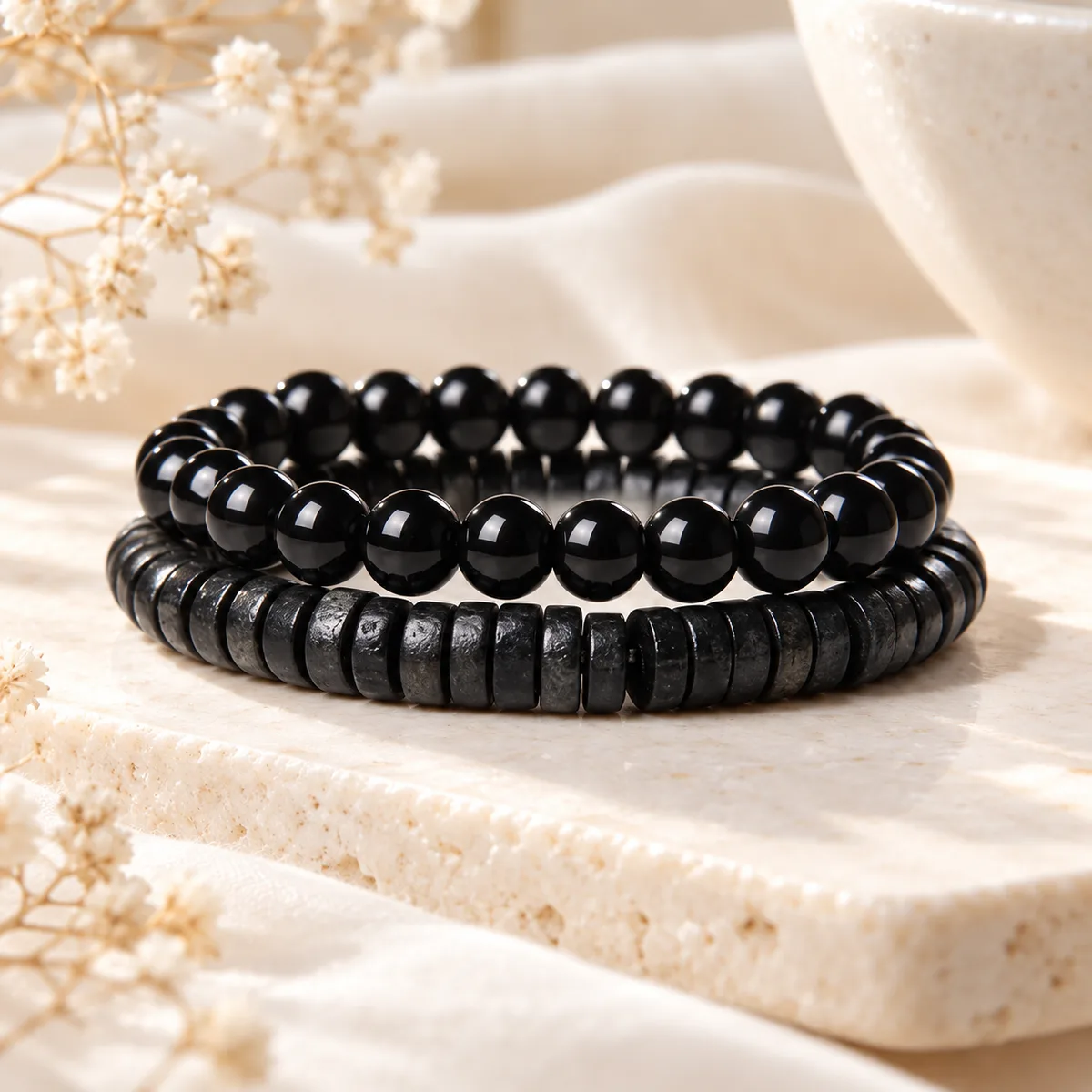 Duo obsidienne et rondelles d'hématite Duo de bracelets, un rang de perles rondes d'obsidienne et un rang de rondelles plates d'hématite