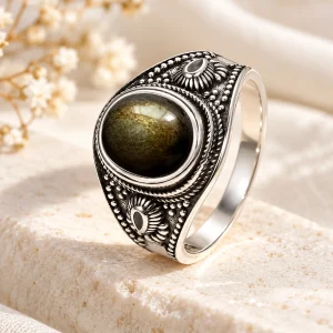 Chevalière en argent à plateau large, cabochon d'obsidienne dorée entouré de fleurs