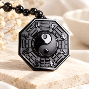Pendentif octogonal en obsidienne, huit trigrammes gravés autour d'un yin yang