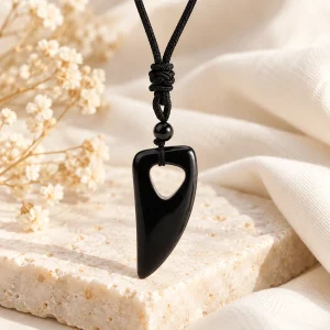 Pendentif croc d'obsidienne évidé d'un triangle en son centre, sur cordon noir