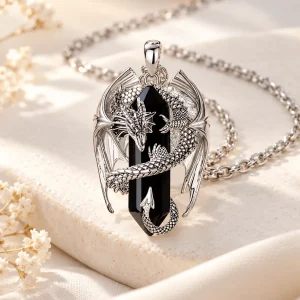 Pendentif dragon en métal argenté enroulé autour d'un prisme d'obsidienne