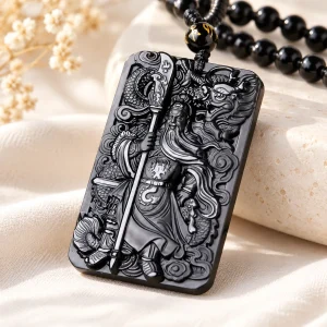 Pendentif rectangulaire en obsidienne noire, Guan Gong sculpté en relief