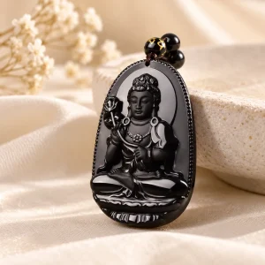 Pendentif ovale en obsidienne, Guanyin assise sculptée en relief