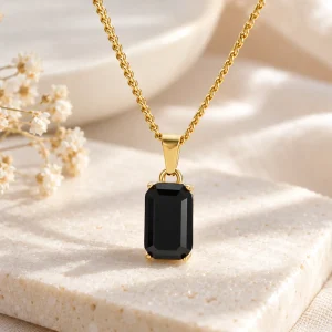 Pendentif rectangle d'obsidienne en taille émeraude, serti or sur chaîne dorée