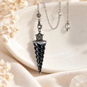 Pendule en obsidienne taillée en spirale torsadée, coiffe métallique et chaîne